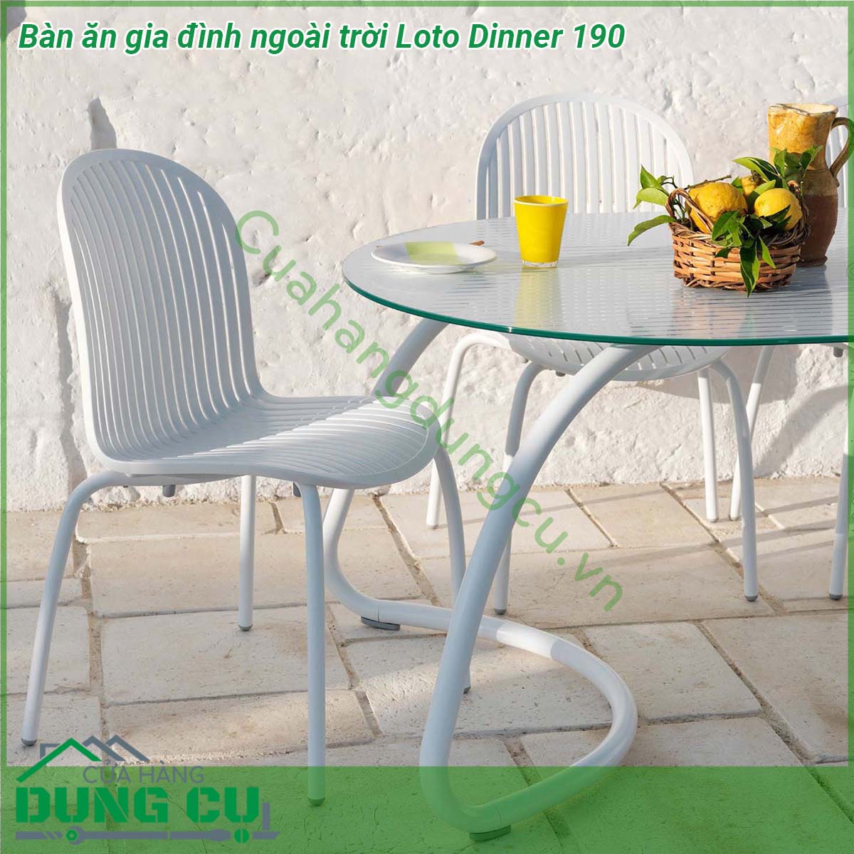 Bàn ăn gia đình ngoài trời Loto Dinner 190 mang phong cách hiện đại và sang trọng được thiết kế với mặt kính cường lực hình vuông hoa văn in sọc được thủy tinh hóa ở nhiệt độ 700 ° C và dày 10 mm