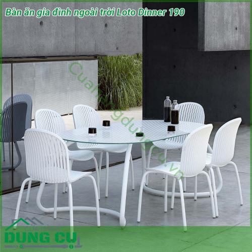 Bàn ăn gia đình ngoài trời Loto Dinner 190 mang phong cách hiện đại và sang trọng được thiết kế với mặt kính cường lực hình vuông hoa văn in sọc được thủy tinh hóa ở nhiệt độ 700 ° C và dày 10 mm