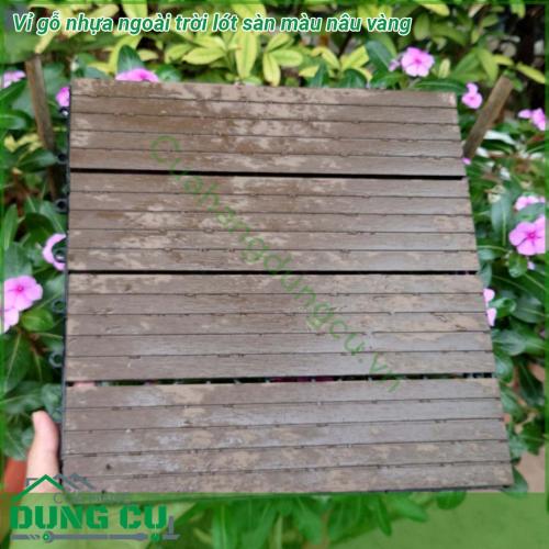 Vỉ gỗ nhựa ngoài trời lót sàn màu nâu vàng với qui cách 300 mm x 300mm liên kết từng tấm vỉ gỗ nhựa với nhau dễ dàng được sử dụng thiết kế cho các không gian ngoại thất như sàn gỗ sân vườn sân thượng ban công nhà tắm …