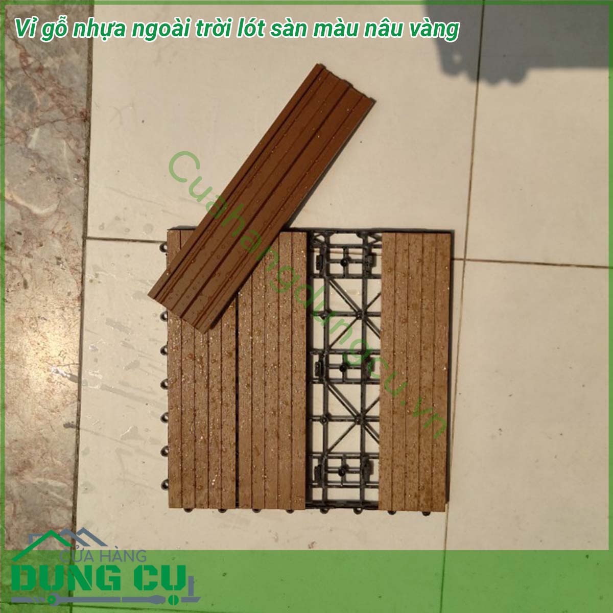 Vỉ gỗ nhựa ngoài trời lót sàn màu nâu vàng với qui cách 300 mm x 300mm liên kết từng tấm vỉ gỗ nhựa với nhau dễ dàng được sử dụng thiết kế cho các không gian ngoại thất như sàn gỗ sân vườn sân thượng ban công nhà tắm …