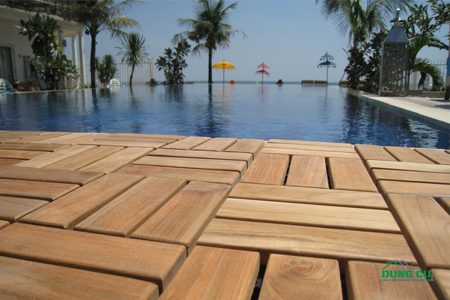 Vỉ gỗ lót sàn dùng để lót thềm cạnh hồ bơi bể bơi