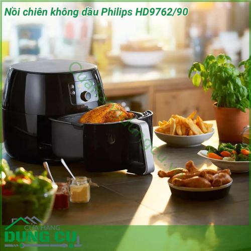 Nồi chiên không dầu Philips HD9762 90 thiết kế đặc biệt bởi Philips Hà Lan Với màn hình hiển thị kỹ thuật số và núm xoay giúp người sử dụng có thể dễ dàng thao tác sử dụng Khi sử dụng bạn có thể lựa chọn 5 chức năng chiên rán cùng thời gian chế biến khác nhau Dải nhiệt tự điều chỉnh từ 40 độ – 200 độ giúp các món ăn được chế biến thơm ngon hấp dẫn hơn