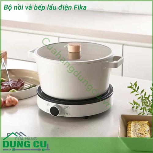 Bộ nồi và bếp lẩu điện Fika thân nồi bằng nhôm đúc tinh khiết phủ gốm chống dính Extrema thế hệ mới của Hàn Quốc nắp vung bằng thủy tinh chịu nhiệt nắp có viền silicone núm vung tay cầm bằng gỗ tự nhiên thân ngoài sản phẩm tráng lớp chống dính màu trắng ngà sạch sang trọng  Bếp có các nút cảm ứng với núm xoay điều chỉnh đơn giản Sử dụng hiệu quả giảm thời gian nấu ăn