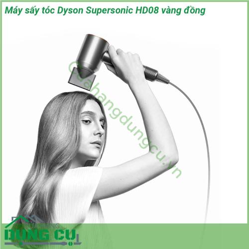 Máy sấy tóc Dyson Supersonic HD08 vàng đồng lấy thiết kế hiện đại kiểu dáng đẹp với màu vàng đồng bắt mắt Động cơ V9 cùng công nghệ Air Multiplier giúp thổi ra 41 lít không khí trong một giây cho mức gió siêu mạnh và giảm thời gian sấy khô tóc