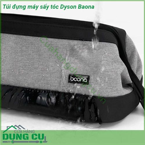 Túi đựng máy sấy tóc Dyson Baona được làm từ chất liệu cao cấp chống bụi và chống thấm nước bảo vệ thiết bị của bạn khỏi nước và bụi bẩn  Túi dày giữ cho sản phẩm an toàn trước tác động bên ngoài chống va đập cao  Lòng túi rộng thoáng thuận tiện cho việc sử dụng và bảo quản sản phẩm