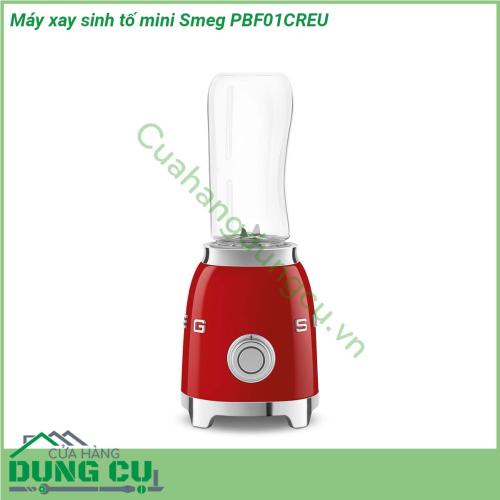 Máy xay sinh tố mini Smeg PBF01CREU được tạo hình cổ điển theo phong cách Retro thập niên 50 kích thước nhỏ gọn Phần thân đế của máy được làm bằng chất liệu Aluminium sơn bóng với màu đỏ rực rỡ nổi bật  