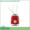 Máy xay sinh tố mini Smeg PBF01CREU được tạo hình cổ điển theo phong cách Retro thập niên 50 kích thước nhỏ gọn Phần thân đế của máy được làm bằng chất liệu Aluminium sơn bóng với màu đỏ rực rỡ nổi bật  