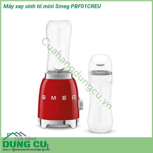 Máy xay sinh tố mini Smeg PBF01CREU được tạo hình cổ điển theo phong cách Retro thập niên 50 kích thước nhỏ gọn Phần thân đế của máy được làm bằng chất liệu Aluminium sơn bóng với màu đỏ rực rỡ nổi bật  