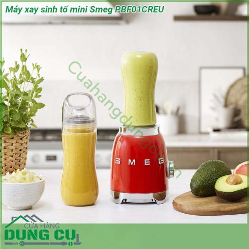 Máy xay sinh tố mini Smeg PBF01CREU được tạo hình cổ điển theo phong cách Retro thập niên 50 kích thước nhỏ gọn Phần thân đế của máy được làm bằng chất liệu Aluminium sơn bóng với màu đỏ rực rỡ nổi bật  