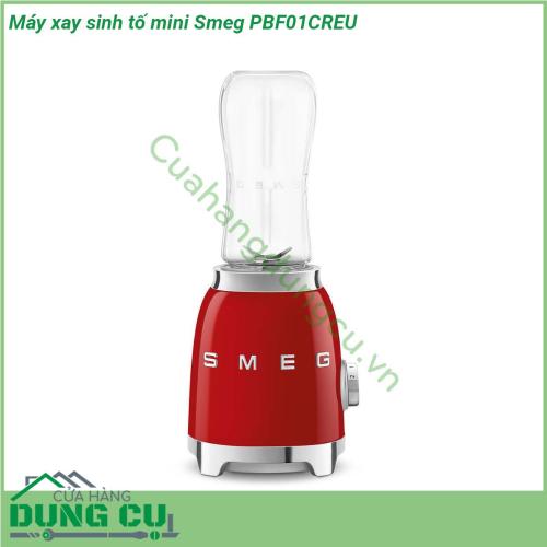 Máy xay sinh tố mini Smeg PBF01CREU được tạo hình cổ điển theo phong cách Retro thập niên 50 kích thước nhỏ gọn Phần thân đế của máy được làm bằng chất liệu Aluminium sơn bóng với màu đỏ rực rỡ nổi bật  