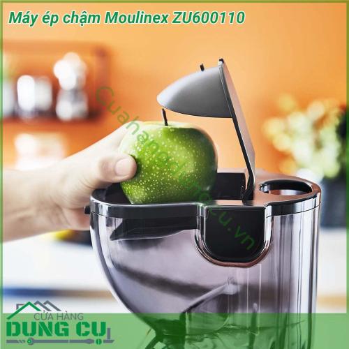 Máy ép chậm Moulinex ZU600110 với công nghệ mới đảm bảo chiết xuất nước trái cây hiệu quả giữ nguyên hương vị màu sắc tự nhiên và tất cả các chất dinh dưỡng của trái cây và rau yêu thích của bạn Nhờ ống tiếp liệu cực lớn (85 mm) bạn không cần phải cắt trước trái cây và rau của mình  Moulinex ZU600110 dễ dàng làm sạch nhờ chương trình “EasyClean” tự động để đơn giản hóa cuộc sống hàng ngày của bạn