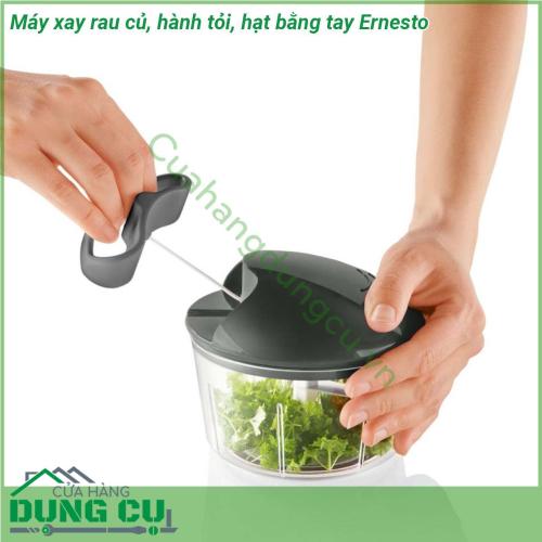 Máy xay rau củ hành tỏi và các loại hạt bằng tay Ernesto được thiết kế thông minh với chất liệu bền bỉ và màu sắc đẹp mắt là một vật dụng hữu ích trong nhà bếp của mỗi gia đình Với máy xay bằng tay Ernesto bạn sẽ không mất thời gian để băm nhỏ hành tỏi hay rau củ nữa bạn chỉ cần kéo dây kéo của máy xay thực phẩm sẽ được xay nhỏ với nhiều kích thước theo đúng mong muốn và mục đích sử dụng của bạn