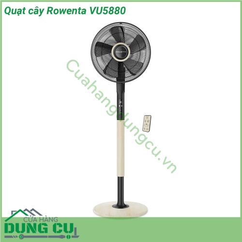 Quạt cây Rowenta VU5880 là quạt mạnh nhất từng được phát triển bởi Rowenta Turbo Silence Extreme+ đảm bảo độ tươi cực cao lên tới 80 m3 h ở tốc độ tối đa nhưng với độ ồn tối thiểu chỉ ở mức 35 dB để đảm bảo cho căn phòng của bạn thực sự yên tĩnh khi chìm trong giấc ngủ  Thiết kế hiện đại hấp dẫn với chân tích hợp được thiết kế đặc biệt cho sáu độ cao khác nhau từ 1 25 m tới 1 45 m