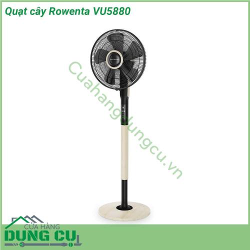 Quạt cây Rowenta VU5880 là quạt mạnh nhất từng được phát triển bởi Rowenta Turbo Silence Extreme+ đảm bảo độ tươi cực cao lên tới 80 m3 h ở tốc độ tối đa nhưng với độ ồn tối thiểu chỉ ở mức 35 dB để đảm bảo cho căn phòng của bạn thực sự yên tĩnh khi chìm trong giấc ngủ  Thiết kế hiện đại hấp dẫn với chân tích hợp được thiết kế đặc biệt cho sáu độ cao khác nhau từ 1 25 m tới 1 45 m