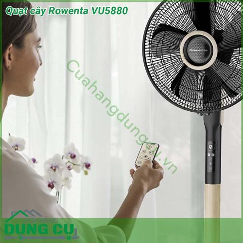 Quạt cây Rowenta VU5880 là quạt mạnh nhất từng được phát triển bởi Rowenta Turbo Silence Extreme+ đảm bảo độ tươi cực cao lên tới 80 m3 h ở tốc độ tối đa nhưng với độ ồn tối thiểu chỉ ở mức 35 dB để đảm bảo cho căn phòng của bạn thực sự yên tĩnh khi chìm trong giấc ngủ  Thiết kế hiện đại hấp dẫn với chân tích hợp được thiết kế đặc biệt cho sáu độ cao khác nhau từ 1 25 m tới 1 45 m