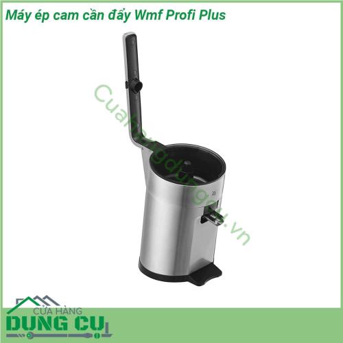 Máy ép cam cần đẩy Wmf Profi Plus được chế tác với chất liệu thép không gỉ 18 10 inox cao cấp vốn được sử dụng trong các thiết bị y tế với đặc tính không bị oxy hoá “trơ” khi tiếp xúc ở nhiệt độ cao khả năng chống trầy xước và móp méo do va đập bề mặt sáng bóng độ bền cao dễ chùi rửa Máy thiết kế cần đẩy không bẩn tay ko mất sức cổ ép hiện đại vắt kiệt bã