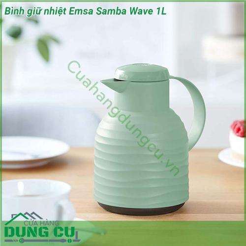 Bình giữ nhiệt Emsa Samba Wave 1L có bề mặt thiết kế dạng sóng rất hiện đại  Lớp vỏ với chất liệu cao cấp có độ chắc chắn cao  Chất liệu lớp vỏ được làm bằng nhựa PP cao cấp và bền bỉ hơn Thiết kế và sản xuất hoàn thiện đến mức bình có khả năng chống rò rỉ tới 100 Đặc biệt có khả năng giữ ấm 12 giờ và giữ lạnh lên đến 24 giờ