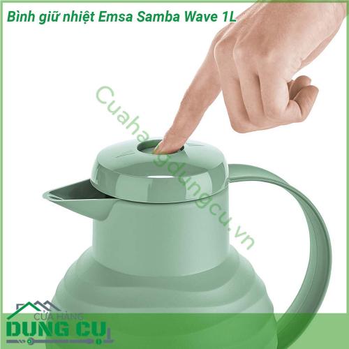 Bình giữ nhiệt Emsa Samba Wave 1L có bề mặt thiết kế dạng sóng rất hiện đại  Lớp vỏ với chất liệu cao cấp có độ chắc chắn cao  Chất liệu lớp vỏ được làm bằng nhựa PP cao cấp và bền bỉ hơn Thiết kế và sản xuất hoàn thiện đến mức bình có khả năng chống rò rỉ tới 100 Đặc biệt có khả năng giữ ấm 12 giờ và giữ lạnh lên đến 24 giờ