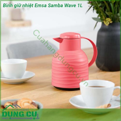 Bình giữ nhiệt Emsa Samba Wave 1L có bề mặt thiết kế dạng sóng rất hiện đại  Lớp vỏ với chất liệu cao cấp có độ chắc chắn cao  Chất liệu lớp vỏ được làm bằng nhựa PP cao cấp và bền bỉ hơn Thiết kế và sản xuất hoàn thiện đến mức bình có khả năng chống rò rỉ tới 100 Đặc biệt có khả năng giữ ấm 12 giờ và giữ lạnh lên đến 24 giờ