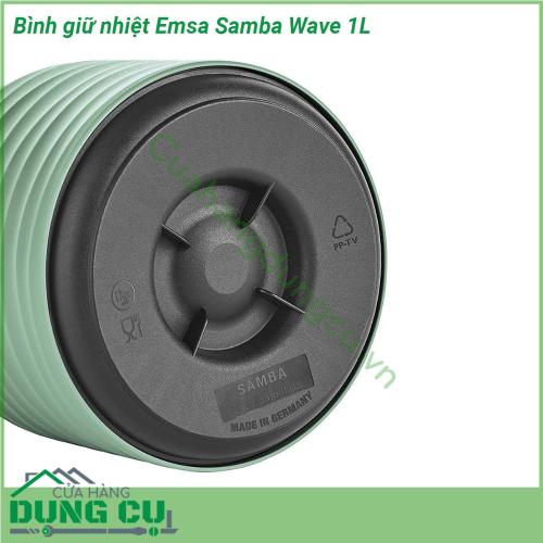 Bình giữ nhiệt Emsa Samba Wave 1L có bề mặt thiết kế dạng sóng rất hiện đại  Lớp vỏ với chất liệu cao cấp có độ chắc chắn cao  Chất liệu lớp vỏ được làm bằng nhựa PP cao cấp và bền bỉ hơn Thiết kế và sản xuất hoàn thiện đến mức bình có khả năng chống rò rỉ tới 100 Đặc biệt có khả năng giữ ấm 12 giờ và giữ lạnh lên đến 24 giờ