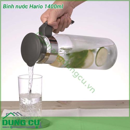 Bình nước Hario 1400ml được làm bằng thủy tinh thổi thủ công Kiểu dáng sản phẩm quý phái chất lượng đến từng chi tiết Do đó đây sẽ làm sản phẩm “tô đậm” nên sự tinh tế và sang trọng của phòng bếp