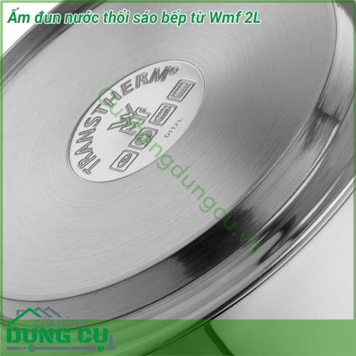 Ấm đun nước thổi sáo bếp từ Wmf 2L thiết kế bán nguyệt cổ điển với bề mặt đáy rộng tiếp xúc tốt với bề mặt bếp Ấm được làm bằng chất liệu thép không gỉ Cromargan 18 10 an toàn không bị đóng cặn canxi Tay cầm bằng nhựa cao cấp có khả năng chịu được nhiệt độ cao Ấm đun nước có tiếng còi hú báo hiệu khi nước sôi giúp người dùng có thể tắt bếp vào đúng thời điểm Nắp có thể được tháo ra để làm đầy và làm sạch dễ dàng