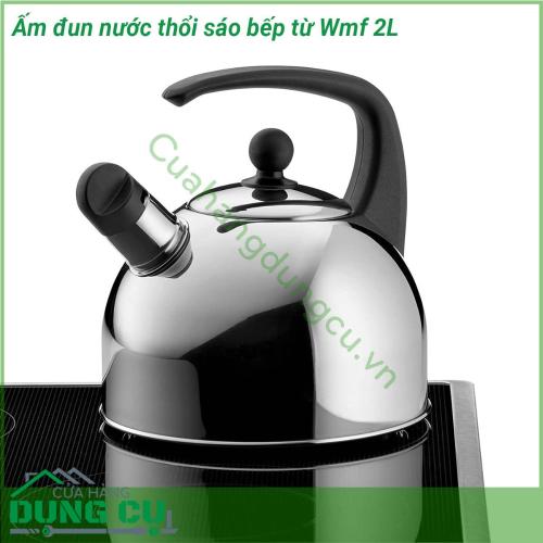 Ấm đun nước thổi sáo bếp từ Wmf 2L thiết kế bán nguyệt cổ điển với bề mặt đáy rộng tiếp xúc tốt với bề mặt bếp Ấm được làm bằng chất liệu thép không gỉ Cromargan 18 10 an toàn không bị đóng cặn canxi Tay cầm bằng nhựa cao cấp có khả năng chịu được nhiệt độ cao Ấm đun nước có tiếng còi hú báo hiệu khi nước sôi giúp người dùng có thể tắt bếp vào đúng thời điểm Nắp có thể được tháo ra để làm đầy và làm sạch dễ dàng