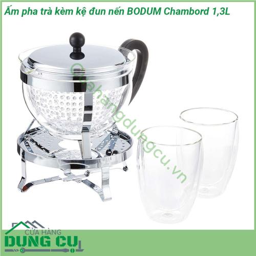 Ấm pha trà kèm kệ đun nến BODUM Chambord 1 3L gây ấn tượng với thiết kế tinh tế cổ điển được trang bị hệ thống lọc và giữ ấm tiện dụng ấm pha trà được chế tác từ thủy tinh borosilicat chịu nhiệt tay cầm bằng polypropylene chịu nhiệt mang lại cảm giác cầm nắm thoải mái mát mẻ Lưới lọc và nắp được làm từ thép không gỉ bền bỉ có khả năng chịu được nhiều năm sử dụng Viền silicone giữ chặt bộ lọc vào ấm trà để rót chính xác và luôn mát khi chạm vào để tháo ra an toàn