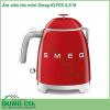 Ấm siêu tốc mini Smeg KLF05 0 8 lít thiết kế cổ điển mang tính biểu tượng của Smeg mang đến màu sắc nổi bật và lớp tráng men cao cấp Vòi được thiết kế đặc biệt với trọng lượng cân bằng để rót dễ dàng và nắp được chế tạo để mở thủ công ở góc 80 độ giúp rót đầy dễ dàng Với công suất 1400W KLF05 đun sôi siêu tốc nhưng sử dụng ít năng lượng hơn so với ấm đun tiêu chuẩn giúp tiết kiệm điện năng Ngoài ra còn có một công tắc tự động tắt ở 100C để bạn yên tâm hơn