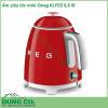 Ấm siêu tốc mini Smeg KLF05 0 8 lít thiết kế cổ điển mang tính biểu tượng của Smeg mang đến màu sắc nổi bật và lớp tráng men cao cấp Vòi được thiết kế đặc biệt với trọng lượng cân bằng để rót dễ dàng và nắp được chế tạo để mở thủ công ở góc 80 độ giúp rót đầy dễ dàng Với công suất 1400W KLF05 đun sôi siêu tốc nhưng sử dụng ít năng lượng hơn so với ấm đun tiêu chuẩn giúp tiết kiệm điện năng Ngoài ra còn có một công tắc tự động tắt ở 100C để bạn yên tâm hơn