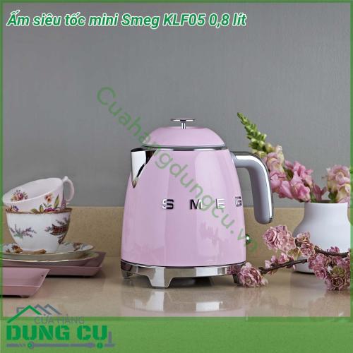 Ấm siêu tốc mini Smeg KLF05 0 8 lít thiết kế cổ điển mang tính biểu tượng của Smeg mang đến màu sắc nổi bật và lớp tráng men cao cấp Vòi được thiết kế đặc biệt với trọng lượng cân bằng để rót dễ dàng và nắp được chế tạo để mở thủ công ở góc 80 độ giúp rót đầy dễ dàng Với công suất 1400W KLF05 đun sôi siêu tốc nhưng sử dụng ít năng lượng hơn so với ấm đun tiêu chuẩn giúp tiết kiệm điện năng Ngoài ra còn có một công tắc tự động tắt ở 100C để bạn yên tâm hơn