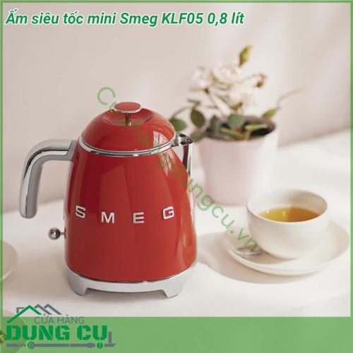 Ấm siêu tốc mini Smeg KLF05 0 8 lít thiết kế cổ điển mang tính biểu tượng của Smeg mang đến màu sắc nổi bật và lớp tráng men cao cấp Vòi được thiết kế đặc biệt với trọng lượng cân bằng để rót dễ dàng và nắp được chế tạo để mở thủ công ở góc 80 độ giúp rót đầy dễ dàng Với công suất 1400W KLF05 đun sôi siêu tốc nhưng sử dụng ít năng lượng hơn so với ấm đun tiêu chuẩn giúp tiết kiệm điện năng Ngoài ra còn có một công tắc tự động tắt ở 100C để bạn yên tâm hơn