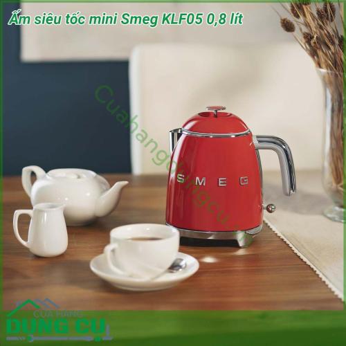 Ấm siêu tốc mini Smeg KLF05 0 8 lít thiết kế cổ điển mang tính biểu tượng của Smeg mang đến màu sắc nổi bật và lớp tráng men cao cấp Vòi được thiết kế đặc biệt với trọng lượng cân bằng để rót dễ dàng và nắp được chế tạo để mở thủ công ở góc 80 độ giúp rót đầy dễ dàng Với công suất 1400W KLF05 đun sôi siêu tốc nhưng sử dụng ít năng lượng hơn so với ấm đun tiêu chuẩn giúp tiết kiệm điện năng Ngoài ra còn có một công tắc tự động tắt ở 100C để bạn yên tâm hơn