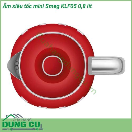 Ấm siêu tốc mini Smeg KLF05 0 8 lít thiết kế cổ điển mang tính biểu tượng của Smeg mang đến màu sắc nổi bật và lớp tráng men cao cấp Vòi được thiết kế đặc biệt với trọng lượng cân bằng để rót dễ dàng và nắp được chế tạo để mở thủ công ở góc 80 độ giúp rót đầy dễ dàng Với công suất 1400W KLF05 đun sôi siêu tốc nhưng sử dụng ít năng lượng hơn so với ấm đun tiêu chuẩn giúp tiết kiệm điện năng Ngoài ra còn có một công tắc tự động tắt ở 100C để bạn yên tâm hơn