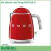 Ấm siêu tốc mini Smeg KLF05 0 8 lít thiết kế cổ điển mang tính biểu tượng của Smeg mang đến màu sắc nổi bật và lớp tráng men cao cấp Vòi được thiết kế đặc biệt với trọng lượng cân bằng để rót dễ dàng và nắp được chế tạo để mở thủ công ở góc 80 độ giúp rót đầy dễ dàng Với công suất 1400W KLF05 đun sôi siêu tốc nhưng sử dụng ít năng lượng hơn so với ấm đun tiêu chuẩn giúp tiết kiệm điện năng Ngoài ra còn có một công tắc tự động tắt ở 100C để bạn yên tâm hơn