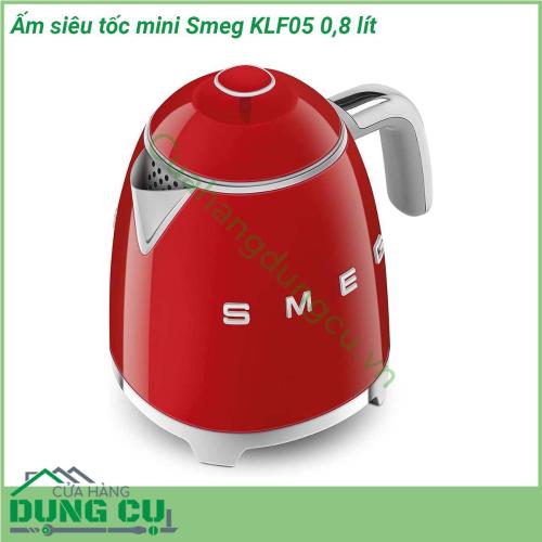 Ấm siêu tốc mini Smeg KLF05 0 8 lít thiết kế cổ điển mang tính biểu tượng của Smeg mang đến màu sắc nổi bật và lớp tráng men cao cấp Vòi được thiết kế đặc biệt với trọng lượng cân bằng để rót dễ dàng và nắp được chế tạo để mở thủ công ở góc 80 độ giúp rót đầy dễ dàng Với công suất 1400W KLF05 đun sôi siêu tốc nhưng sử dụng ít năng lượng hơn so với ấm đun tiêu chuẩn giúp tiết kiệm điện năng Ngoài ra còn có một công tắc tự động tắt ở 100C để bạn yên tâm hơn