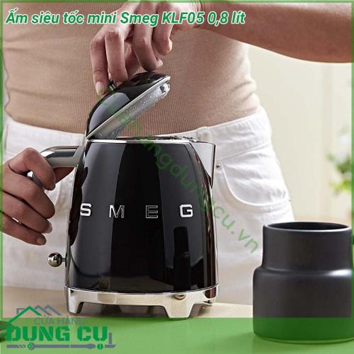 Ấm siêu tốc mini Smeg KLF05 0 8 lít thiết kế cổ điển mang tính biểu tượng của Smeg mang đến màu sắc nổi bật và lớp tráng men cao cấp Vòi được thiết kế đặc biệt với trọng lượng cân bằng để rót dễ dàng và nắp được chế tạo để mở thủ công ở góc 80 độ giúp rót đầy dễ dàng Với công suất 1400W KLF05 đun sôi siêu tốc nhưng sử dụng ít năng lượng hơn so với ấm đun tiêu chuẩn giúp tiết kiệm điện năng Ngoài ra còn có một công tắc tự động tắt ở 100C để bạn yên tâm hơn