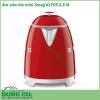 Ấm siêu tốc mini Smeg KLF05 0 8 lít thiết kế cổ điển mang tính biểu tượng của Smeg mang đến màu sắc nổi bật và lớp tráng men cao cấp Vòi được thiết kế đặc biệt với trọng lượng cân bằng để rót dễ dàng và nắp được chế tạo để mở thủ công ở góc 80 độ giúp rót đầy dễ dàng Với công suất 1400W KLF05 đun sôi siêu tốc nhưng sử dụng ít năng lượng hơn so với ấm đun tiêu chuẩn giúp tiết kiệm điện năng Ngoài ra còn có một công tắc tự động tắt ở 100C để bạn yên tâm hơn