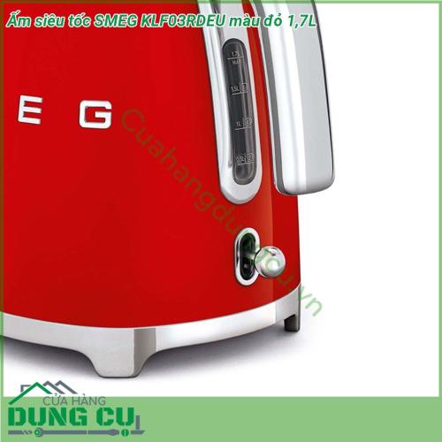 Ấm siêu tốc SMEG KLF03RDEU màu đỏ 1 7L đặc trưng bởi hình dáng mềm mại màu sắc rực rỡ là thiết bị không thể thiếu trong gian bếp của bạn Với cơ chế giảm chấn khi nhấn nút ở trung tâm nắp sẽ được mở ra nhẹ nhàng  Ấm đun nước có bộ lọc bằng thép không gỉ bên trong giúp lọc bỏ cặn vôi tự nhiên và có thể tháo rời để làm sạch Chân đế chống trượt đế xoay 360 độ Tự động tắt an toàn tự ngắt khi đặt 100oC