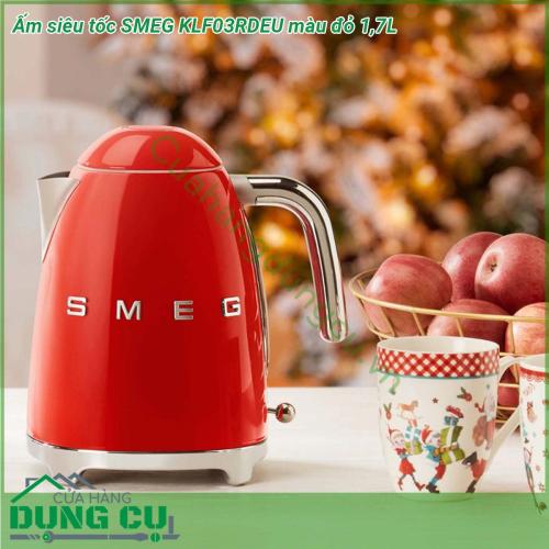 Ấm siêu tốc SMEG KLF03RDEU màu đỏ 1 7L đặc trưng bởi hình dáng mềm mại màu sắc rực rỡ là thiết bị không thể thiếu trong gian bếp của bạn Với cơ chế giảm chấn khi nhấn nút ở trung tâm nắp sẽ được mở ra nhẹ nhàng  Ấm đun nước có bộ lọc bằng thép không gỉ bên trong giúp lọc bỏ cặn vôi tự nhiên và có thể tháo rời để làm sạch Chân đế chống trượt đế xoay 360 độ Tự động tắt an toàn tự ngắt khi đặt 100oC