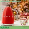 Ấm siêu tốc SMEG KLF03RDEU màu đỏ 1 7L đặc trưng bởi hình dáng mềm mại màu sắc rực rỡ là thiết bị không thể thiếu trong gian bếp của bạn Với cơ chế giảm chấn khi nhấn nút ở trung tâm nắp sẽ được mở ra nhẹ nhàng  Ấm đun nước có bộ lọc bằng thép không gỉ bên trong giúp lọc bỏ cặn vôi tự nhiên và có thể tháo rời để làm sạch Chân đế chống trượt đế xoay 360 độ Tự động tắt an toàn tự ngắt khi đặt 100oC