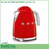 Ấm siêu tốc SMEG KLF03RDEU màu đỏ 1 7L đặc trưng bởi hình dáng mềm mại màu sắc rực rỡ là thiết bị không thể thiếu trong gian bếp của bạn Với cơ chế giảm chấn khi nhấn nút ở trung tâm nắp sẽ được mở ra nhẹ nhàng  Ấm đun nước có bộ lọc bằng thép không gỉ bên trong giúp lọc bỏ cặn vôi tự nhiên và có thể tháo rời để làm sạch Chân đế chống trượt đế xoay 360 độ Tự động tắt an toàn tự ngắt khi đặt 100oC