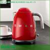 Ấm siêu tốc SMEG KLF03RDEU màu đỏ 1 7L đặc trưng bởi hình dáng mềm mại màu sắc rực rỡ là thiết bị không thể thiếu trong gian bếp của bạn Với cơ chế giảm chấn khi nhấn nút ở trung tâm nắp sẽ được mở ra nhẹ nhàng  Ấm đun nước có bộ lọc bằng thép không gỉ bên trong giúp lọc bỏ cặn vôi tự nhiên và có thể tháo rời để làm sạch Chân đế chống trượt đế xoay 360 độ Tự động tắt an toàn tự ngắt khi đặt 100oC