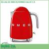 Ấm siêu tốc SMEG KLF03RDEU màu đỏ 1 7L đặc trưng bởi hình dáng mềm mại màu sắc rực rỡ là thiết bị không thể thiếu trong gian bếp của bạn Với cơ chế giảm chấn khi nhấn nút ở trung tâm nắp sẽ được mở ra nhẹ nhàng  Ấm đun nước có bộ lọc bằng thép không gỉ bên trong giúp lọc bỏ cặn vôi tự nhiên và có thể tháo rời để làm sạch Chân đế chống trượt đế xoay 360 độ Tự động tắt an toàn tự ngắt khi đặt 100oC