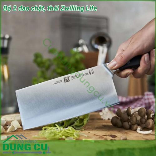 Bộ 2 dao chặt thái Zwilling Life được thiết kế to bản có độ nặng vừa phải để những vết cắt luôn gọn gàng tạo tính thẩm mỹ cho những món ăn Lưỡi dao và chuôi dao được liên kết bởi đinh tán có logo thương hiệu Zwilling và nhựa nguyên khối đặc trưng của các dòng sản phẩm của Zwilling chuôi dao được thiết kế có độ cong để dễ cầm nắm và điều khiển một cách linh động dễ dàng