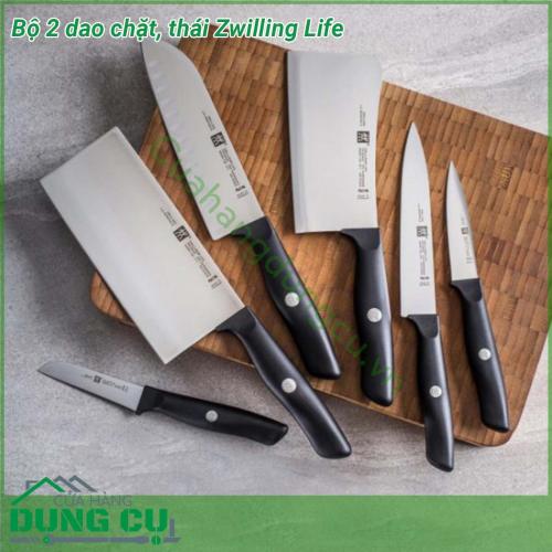 Bộ 2 dao chặt thái Zwilling Life được thiết kế to bản có độ nặng vừa phải để những vết cắt luôn gọn gàng tạo tính thẩm mỹ cho những món ăn Lưỡi dao và chuôi dao được liên kết bởi đinh tán có logo thương hiệu Zwilling và nhựa nguyên khối đặc trưng của các dòng sản phẩm của Zwilling chuôi dao được thiết kế có độ cong để dễ cầm nắm và điều khiển một cách linh động dễ dàng