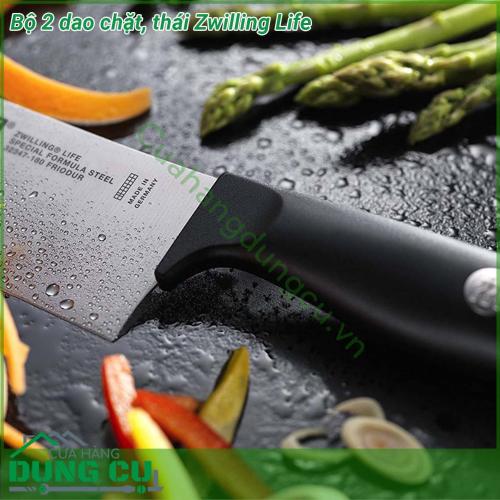 Bộ 2 dao chặt thái Zwilling Life được thiết kế to bản có độ nặng vừa phải để những vết cắt luôn gọn gàng tạo tính thẩm mỹ cho những món ăn Lưỡi dao và chuôi dao được liên kết bởi đinh tán có logo thương hiệu Zwilling và nhựa nguyên khối đặc trưng của các dòng sản phẩm của Zwilling chuôi dao được thiết kế có độ cong để dễ cầm nắm và điều khiển một cách linh động dễ dàng