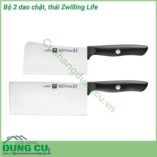 Bộ 2 dao chặt thái Zwilling Life được thiết kế to bản có độ nặng vừa phải để những vết cắt luôn gọn gàng tạo tính thẩm mỹ cho những món ăn Lưỡi dao và chuôi dao được liên kết bởi đinh tán có logo thương hiệu Zwilling và nhựa nguyên khối đặc trưng của các dòng sản phẩm của Zwilling chuôi dao được thiết kế có độ cong để dễ cầm nắm và điều khiển một cách linh động dễ dàng