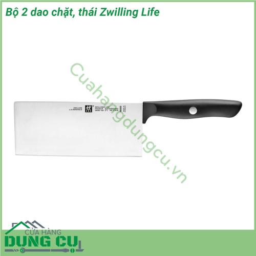 Bộ 2 dao chặt thái Zwilling Life được thiết kế to bản có độ nặng vừa phải để những vết cắt luôn gọn gàng tạo tính thẩm mỹ cho những món ăn Lưỡi dao và chuôi dao được liên kết bởi đinh tán có logo thương hiệu Zwilling và nhựa nguyên khối đặc trưng của các dòng sản phẩm của Zwilling chuôi dao được thiết kế có độ cong để dễ cầm nắm và điều khiển một cách linh động dễ dàng