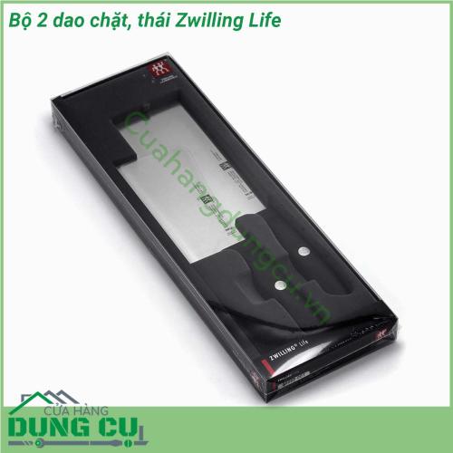 Bộ 2 dao chặt thái Zwilling Life được thiết kế to bản có độ nặng vừa phải để những vết cắt luôn gọn gàng tạo tính thẩm mỹ cho những món ăn Lưỡi dao và chuôi dao được liên kết bởi đinh tán có logo thương hiệu Zwilling và nhựa nguyên khối đặc trưng của các dòng sản phẩm của Zwilling chuôi dao được thiết kế có độ cong để dễ cầm nắm và điều khiển một cách linh động dễ dàng